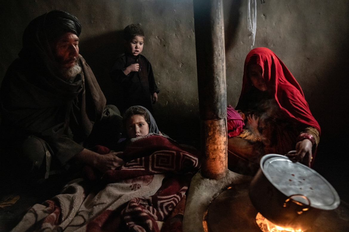 fot. Ebrahim Noroozi, "Afghanistan on the Edge" Associated Press, najlepszy reportaż z regionu Azji / World Press Photo 2024<br></br><br></br>Od czasu przejęcia władzy w Afganistanie przez talibów w sierpniu 2021 r. i wycofania pomocy zagranicznej, gospodarka kraju znalazła się na skraju upadku. Czteroletnia susza i dwa poważne trzęsienia ziemi tylko zaostrzyły kryzys. ONZ szacuje, że 97% Afgańczyków żyje poniżej granicy ubóstwa; usługi socjalne prawie nie istnieją, a liczba przesiedleńców - bezdomnych w wyniku konfliktu lub deportowanych z sąsiednich krajów - przekroczyła sześć milionów.  Jury uznało, że ta mocna, skoncentrowana na człowieku historia pokazuje, w jaki sposób fotografowie mogą pokazać realia krzyżujących się kryzysów.