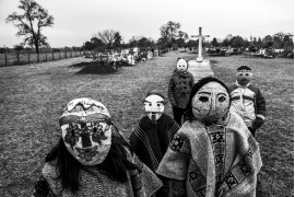 fot. Pablo E. Piovano, "Mapuche: The Return of the Ancient Voices", National Geographic, najlepszy projekt długoterminowy w regionie Ameryki Południowej / World Press Photo 2024<br></br><br></br>Społeczności Mapuche to rdzenni mieszkańcy terytoriów, które obecnie należą do Argentyny i Chile. Znaczna część ziemi ich przodków jest obecnie wykorzystywana komercyjnie - pod górnictwo, leśnictwo, projekty hydroelektryczne czy szczelinowanie. Pomimo nowych przepisów, pozornie wspierających prawa Mapuche, dyskryminacja wywodzących się z tej społecznośc aktywistów nie ustaje. Dla wielu Mapuczów nie jest to wyłącznie spór terytorialny: ziemia jest częścią ich kulturowej i duchowej tożsamości. Komercyjna degradacja środowiska narusza zarówno pamięć o przeszłości, jak i równowagę między naturą a ludzkim zdrowiem. Jury doceniło głębszy wgląd tej historii w światopogląd rdzennych mieszkańców w ramach ich walki z rządami i przemysłem wydobywczym.