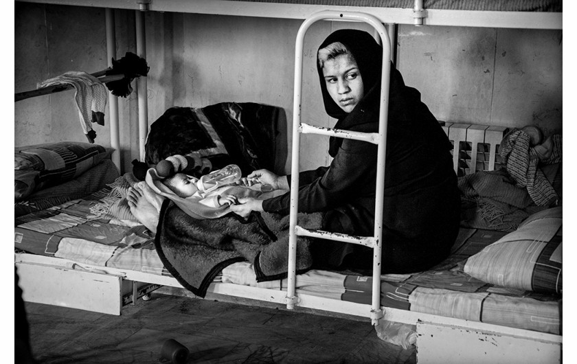 fot. Sadegh Souri, z cyklu Waiting Girls, zdjęcie roku MIFA 2016, 1. miejsce w kategorii Portfolio.