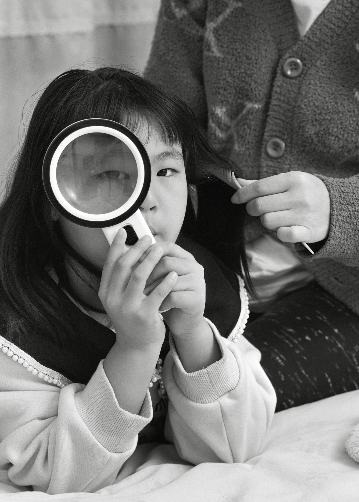 fot. Wang Naigon, "I Am Still With You", najlepszy projekt długoterminowy z regionu Azji / World Press Photo 2024<br></br><br></br>Projekt ten jest prywatnym przedsięwzięciem, mającym na celu zbadanie koncepcji zdjęć rodzinnych. W ścisłej współpracy z rodziną, fotografka opowiada historię Jiuer, młodej matki trójki dzieci z północnych Chin, która zyskuje więcej zrozumienia i uznania dla życia po zdiagnozowaniu raka. Przed operacją Jiuer poprosiła fotografkę o zrobienie kilku zdjęć rodzinnych, a później, gdy jej stan się pogorszył, prosiła o zarejestrowanie czasu spędzonego z dziećmi.
