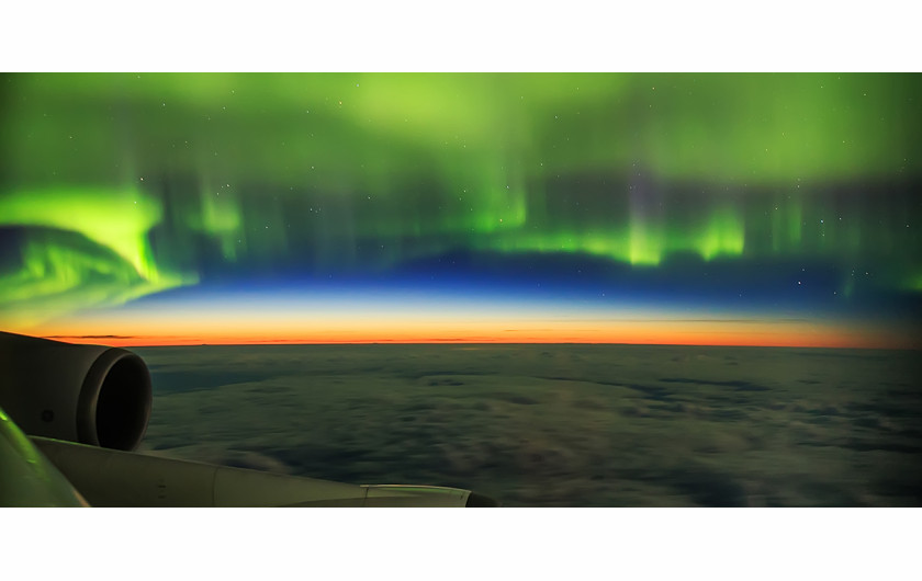 Ziyi Ye - III miejsce w kategorii Aurorae, zdjęcie przedstawia zorzę polarną sfotografowaną podczas lotu z Amsterdamu do Pekinu