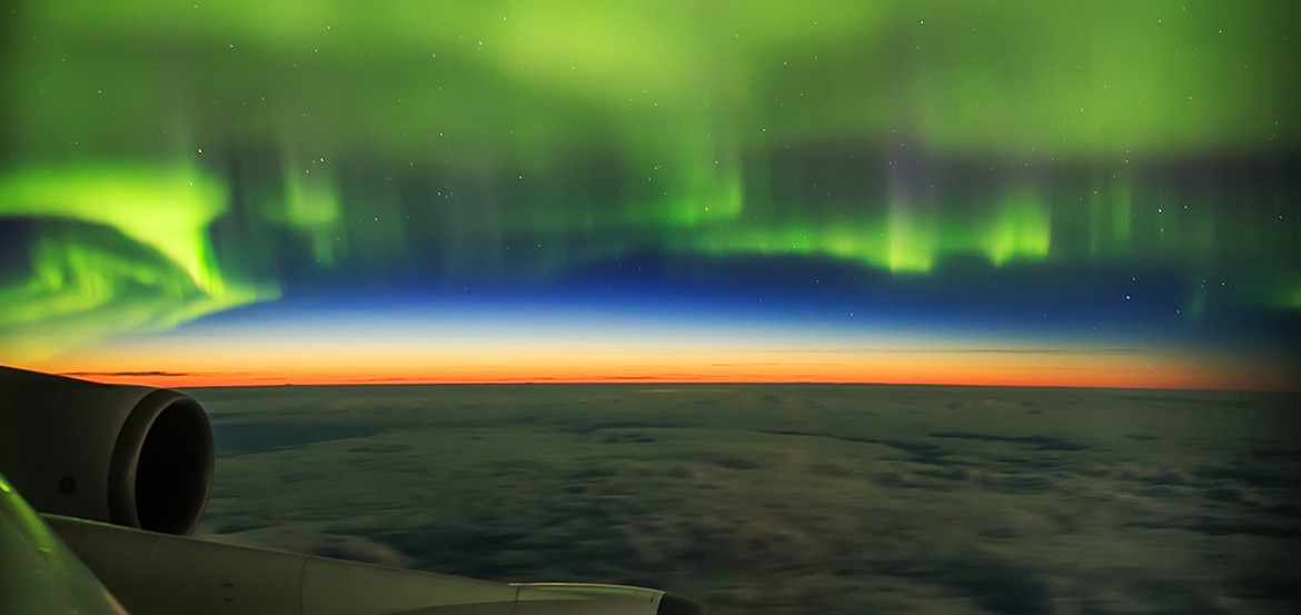 Ziyi Ye - III miejsce w kategorii "Aurorae", zdjęcie przedstawia zorzę polarną sfotografowaną podczas lotu z Amsterdamu do Pekinu