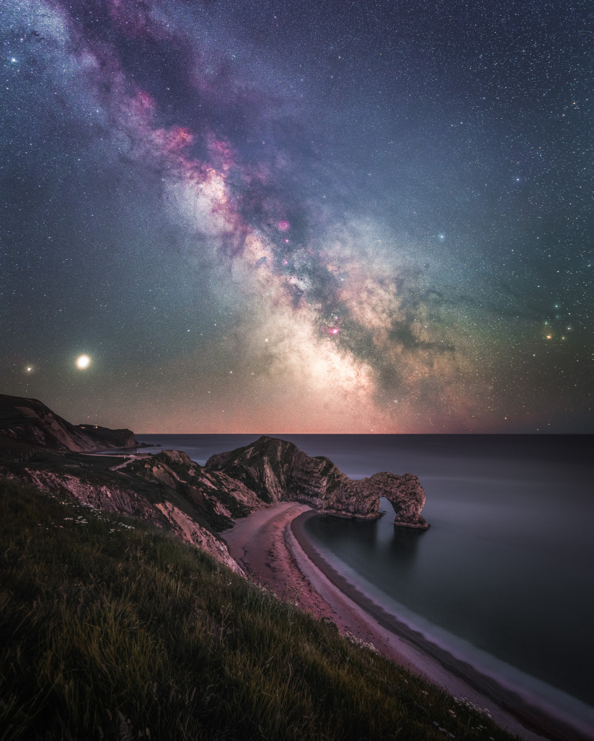 fot. Anthony Sullivan, "Milky Way rising over Durdle Door" / Astronomy Photographer of the Year 2021
