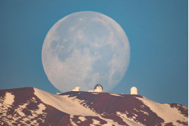 Sean Goebel - I miejsce w kategorii "Our Moon", zdjęcie przedstawia wschód księżyca nad obserwatorium na Mauna Kea (najwyższy wulkan archipelagu Hawajów)