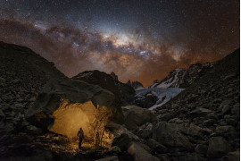 Yuri Zvezdny - I miejsce w kategorii "People and Space", zdjęcie przedstawia gwiaździste niebo nad lodowcem White Stones w parku narodowym Los Glaciares (Argentyna)