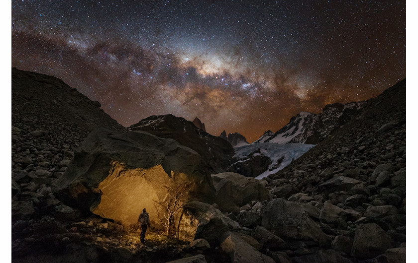 Yuri Zvezdny - I miejsce w kategorii People and Space, zdjęcie przedstawia gwiaździste niebo nad lodowcem White Stones w parku narodowym Los Glaciares (Argentyna)