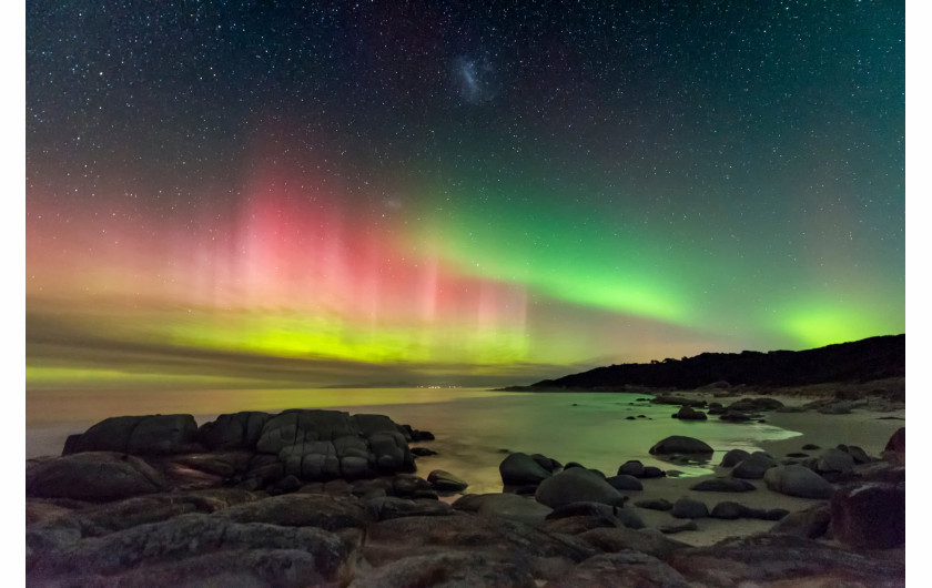 fot. James Stone, Aurora Australis from Beerbarrel Beach 2. miejsce w kategorii Aurorae / Insight Investment Astronomy Photographer of the Year 2019