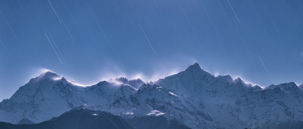Zhong Wu - II miejsce w kategorii "Skyscapes", zdjęcie przedstawia drogę gwiazd nad Meili Snow Mountains (góry w chińskiej prowincji Yunnan)