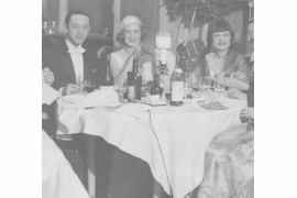 Bal mody w Hotelu Europejskim w Warszawie. Siedzą od lewej: Konrad Tom, Zizi Halama oraz Zula Pogorzelska, 1930 rok