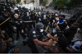 Policjanci i protestujący ścierają się w pobliżu CNN Center, 29 maja 2020 r. w Atlancie w odpowiedzi na śmierć George'a Floyda. (Zdjęcie: Mike Stewart.) / Pulitzer Prize 2021 for Breaking News Photography