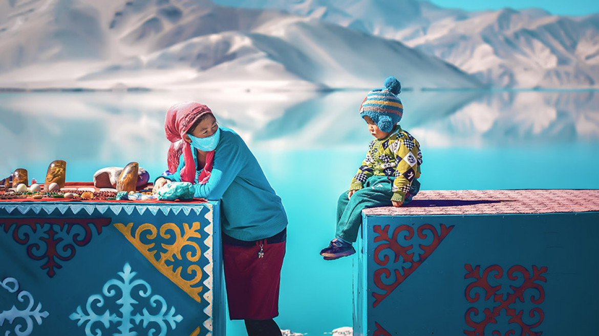 fot. Ji JanHo, "Kyrgyz Mom and son selling stones", 3. nagroda w kategorii Next Gen