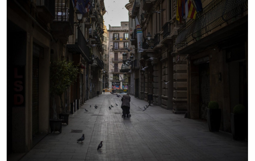 fot. Emilio Morenatti (Associated Press), Kobieta pcha wózek ze swoim dobytkiem, przemierzając opustoszałe ulice Barcelony, 21 marca 2020 r. / The Pulitzer Prize 2021 for Feature Photography
