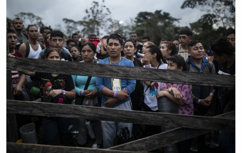 Migranci planujący rozpocząć wędrówkę przez Darién Gap z Kolumbii do Panamy w nadziei na dotarcie do USA zbierają się w obozie na szlaku w Acandi w Kolumbii, wtorek, 9 maja 2023 r. (AP Photo/Ivan Valencia)