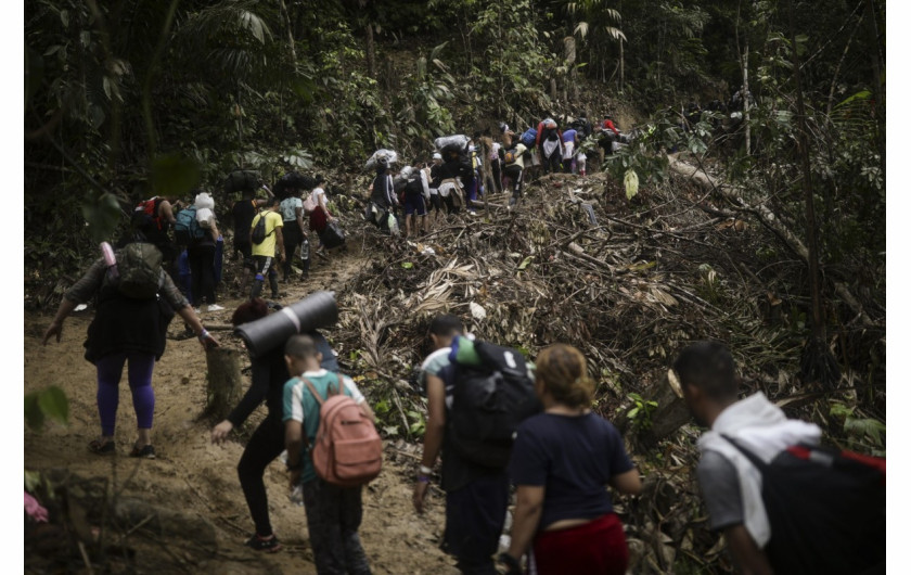 Migranci przechodzą przez Darién Gap z Kolumbii do Panamy w nadziei na dotarcie do USA, wtorek, 9 maja 2023 r. (AP Photo/Ivan Valencia)