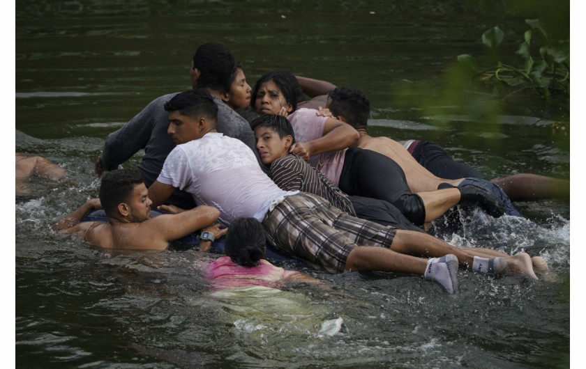 Migranci przekraczają Rio Bravo na nadmuchiwanym materacu do Stanów Zjednoczonych z Matamoros w Meksyku, 9 maja 2023 r. (AP Photo/Fernando Llano)