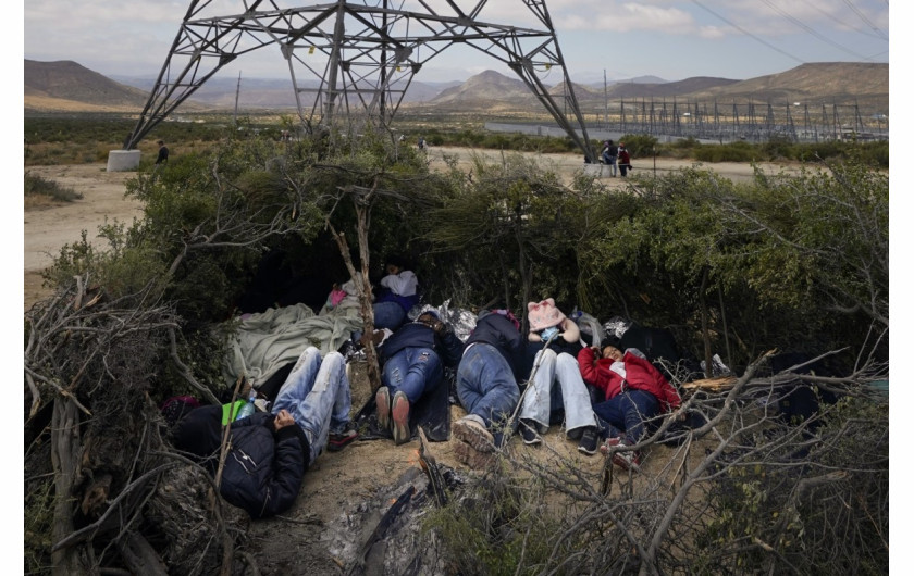 Grupa migrantów śpi w prowizorycznym obozowisku, czekając na złożenie wniosku o azyl po przekroczeniu granicy, w środę, 10 maja 2023 r., w pobliżu Jacumby w Kalifornii. Grupa od kilku dni koczowała tuż za granicą, czekając na złożenie wniosku o azyl w Stanach Zjednoczonych. (AP Photo/Gregory Bull)