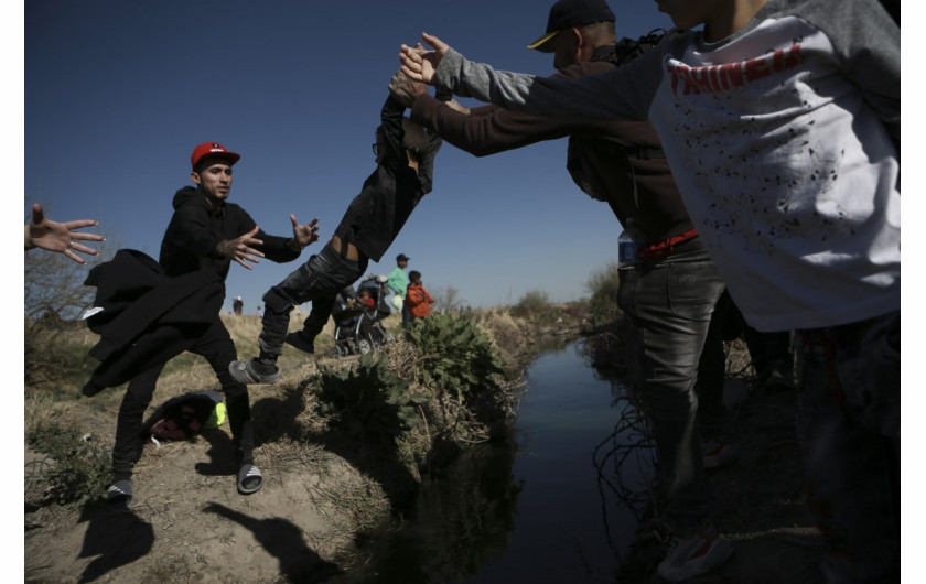Migranci przekraczają rzekę Rio Grande do Stanów Zjednoczonych z Ciudad Juarez w Meksyku, środa, 29 marca 2023 r. (AP Photo/Christian Chavez)