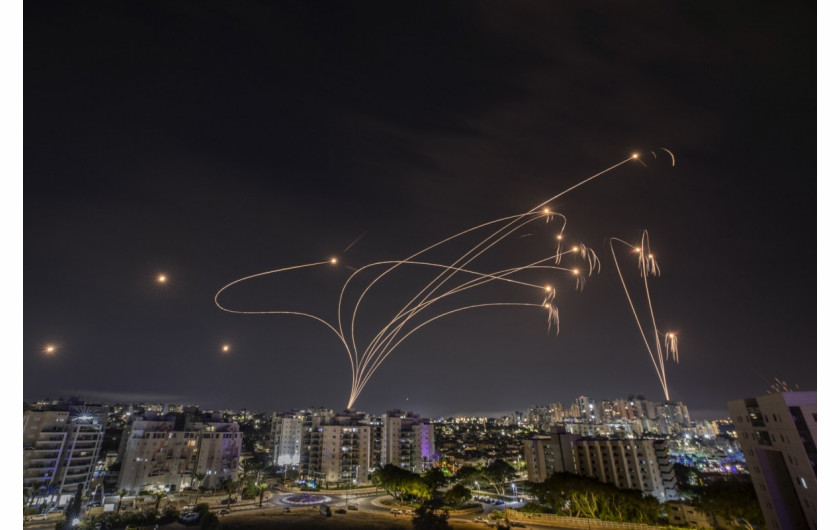 Izraelski system antyrakietowy Żelazna Kopuła przechwytuje rakiety wystrzelone ze Strefy Gazy, widziany z miasta Aszkelon w Izraelu, 9 października 2023 r. (Zdjęcie: Amir Cohen)
