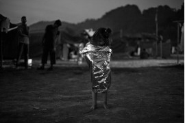 II miejsce w kategorii "Wydarzenia" - fot. Maciej Łuczniewski, Agencja Fotograficzna Reporter
Bośnia i Hercegowina. Irańskie dziecko stoi owinięte folią rozdawaną przez NRC na głównej ścieżce obozu dla uchodźców w Velikiej Kladuąy. Wśród tamtejszych imigrantów jest duża grupa irańskich chrześcijan, którzy uciekli ze względu na prześladowania.
7 sierpnia 2018