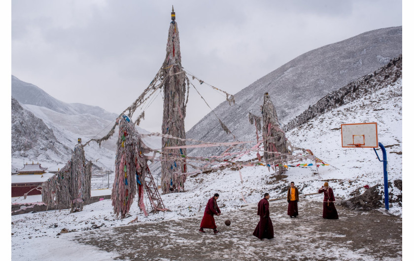 fot. Luc Forsyth, Buddyjscy mnisi grają w koszykówkę przed klasztorem w Zado. Z roku na rok w Tybecie panują zimą wyższe temperatury, a zarazem zmniejszają się zasoby wody pitnej, Tybet 2016