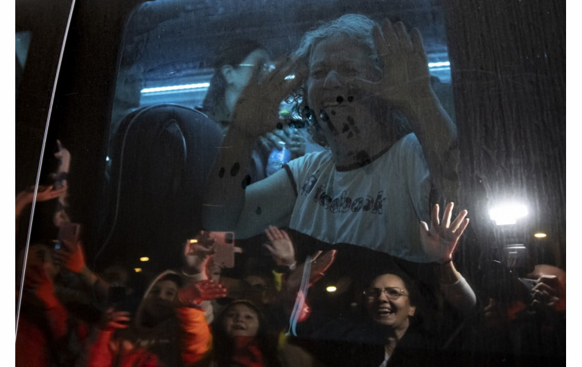 Aviva Adrienne Siegel, lat 62, która została uwolniona po wzięciu zakładników podczas ataku Hamasu na Izrael 7 października, macha do ludzi z autobusu, którym podróżuje, Ofakim, Izrael, 26 listopada 2023 r. (Zdjęcie: Amir Cohen)
