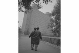 fot. Gao Peng, Chiny, 2. miejsce w kategorii Fotografia Konceptualna

"Illusion" - Fotografuję zwykłych ludzi, wpasowując ich w otaczający krajobraz tak, by powstawały zabawne lub wymowne obrazy - mówi o serii autor.