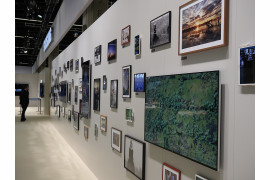 producent nie skupia się wyłącznie na sprzęcie. Na jednej ze ścian umieszczono galerię zdjęć wykonanych bezlusterkowcami Samsung NX