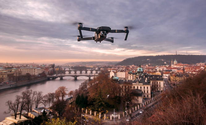  Koniec z lataniem w niedozwolonych miejscach? DJI wprowadza system monitoringu dronów AeroScope