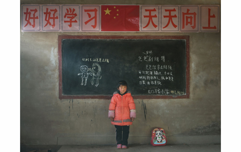 fot. Renshi Chen, Chiny. 3. miejsce w kategorii Portret

Left-behind Children - Szacuje się, że w Chinach ponad 61 mln dzieci żyjących w wiejskich terenach kraju zostaje porzucone przez rodziców, którzy wyjeżdżają za praca do miast. Często są one obiektami prześladowań. Według notowań odsetek przestępstw dokonywanych przez niepełnoletnich rośnie w tempie 13% na rok, z czego w 70% przypadków są to przestępstwa dokonywane przez porzucone dzieci. Dlatego tak ważne jest zapewnienie im zdrowych możliwości rozwoju.