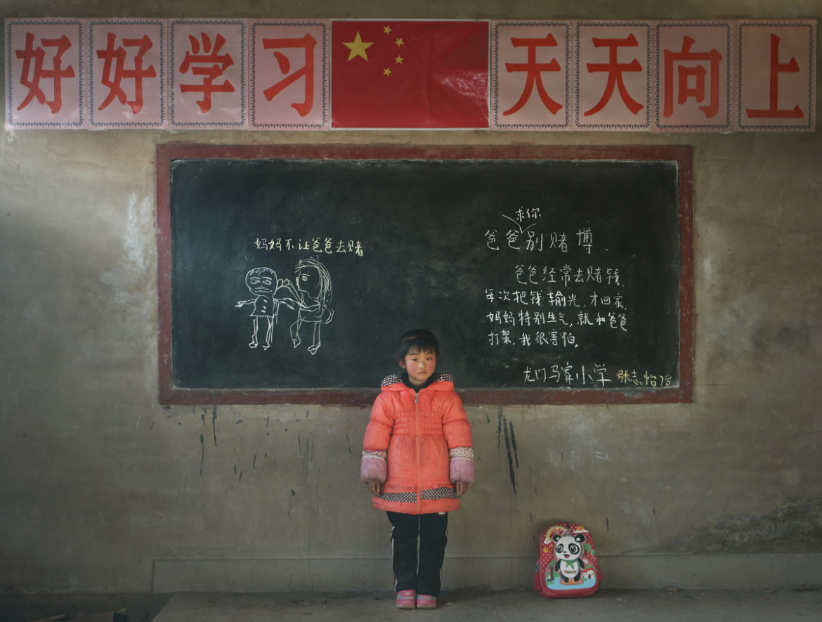 fot. Renshi Chen, Chiny. 3. miejsce w kategorii Portret

"Left-behind Children" - Szacuje się, że w Chinach ponad 61 mln dzieci żyjących w wiejskich terenach kraju zostaje "porzucone" przez rodziców, którzy wyjeżdżają za praca do miast. Często są one obiektami prześladowań. Według notowań odsetek przestępstw dokonywanych przez niepełnoletnich rośnie w tempie 13% na rok, z czego w 70% przypadków są to przestępstwa dokonywane przez "porzucone" dzieci. Dlatego tak ważne jest zapewnienie im zdrowych możliwości rozwoju.
