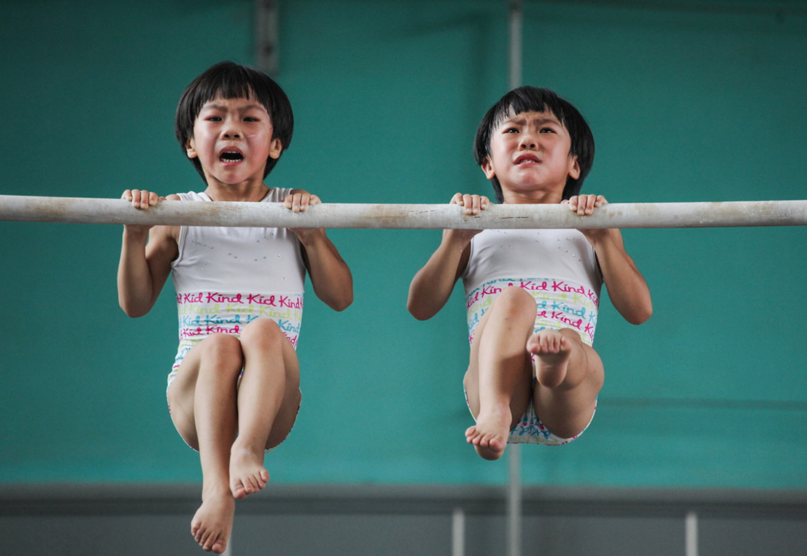 fot. Yuan Peng, Chiny. 1. miejsce w kategorii Sport.

"The twin's gymnastics dream" - Seria powstawała w szkole sportowej w mieście Jining, w chińskiej prowincji Shandong. Liu Bingqing i Liu
Yujie to siostry, które zamiłowanie do gimnastyki wyrażały od najmłodszych lat. Razem ćwiczą, uczą się i dorastają.