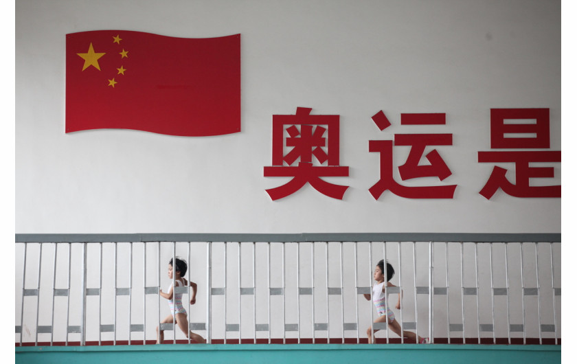 fot. Yuan Peng, Chiny. 1. miejsce w kategorii Sport.

The twin's gymnastics dream - Seria powstawała w szkole sportowej w mieście Jining, w chińskiej prowincji Shandong. Liu Bingqing i Liu
Yujie to siostry, które zamiłowanie do gimnastyki wyrażały od najmłodszych lat. Razem ćwiczą, uczą się i dorastają.