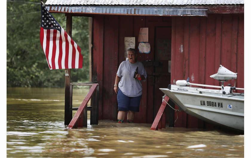 fot. Joe Raedle, USA. 2. miejsce w kategorii Wydarzenia Bieżące

Louisiana Flooding - historyczna powódź, spowodowana przez masywne opady deszczu spowodowała śmierć 13 osób i zniszczyła tysiące domów w niektórych częściach stanu Louisiana.