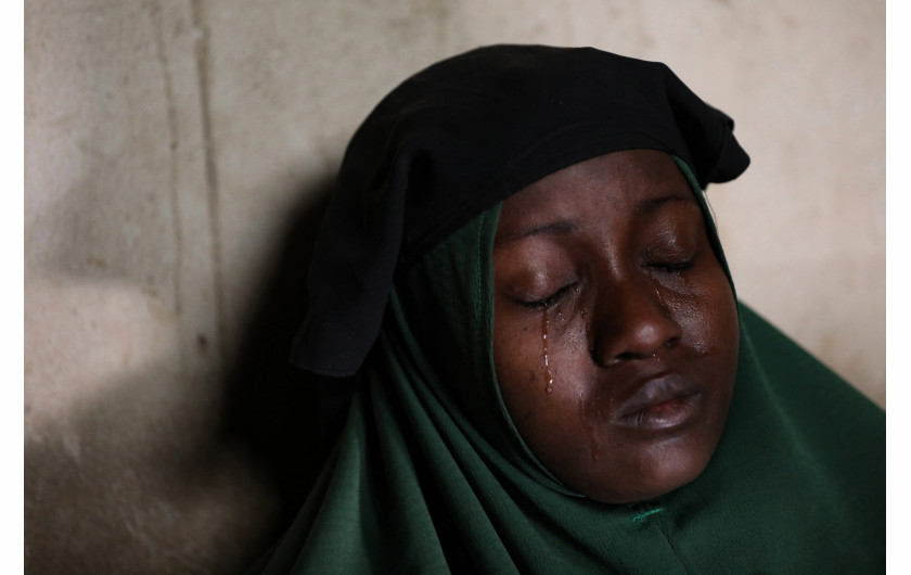 fot. Sodiq Adelakun, z cyklu Afraid to go to school, nagroda w okręgu  afrykańskim.


Aminah Labaran (nie jest to jej prawdziwe nazwisko) płacze w domu w Jangebe, w stanie Zamfara, w północno-zachodniej Nigerii, 27 lutego 2021 r., dzień po tym, jak uprowadzono jej dwie córki. Strzelcy, najwyraźniej należący do grupy bandytów, porwali w środku nocy 279 dziewcząt z dormitoriów rządowej szkoły średniej dla dziewcząt w tej miejscowości.



Porwania uczniów przez grupy islamistów i uzbrojone gangi nadal dotykają szkoły w Nigerii. Grupy te porywają uczniów, aby sprzeciwić się sekularyzacji Zachodu, zdobyć szybkie pieniądze dzięki okupom lub wytargować uwolnienie uwięzionych członków Boko Haram. W 2014 r. kampania #BringBackOurGirls doprowadziła do międzynarodowych protestów i szerszej dyskusji na ten temat. Jednak dziś porwania są kontynuowane bez uwagi międzynarodowych mediów. Według prezydenta Nigerii Muhammadu Buhariego ponad 12 milionów dzieci - w szczególności dziewczynek - przeżywa traumę i boi się chodzić do szkoły.