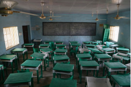 fot. Sodiq Adelakun, z cyklu "Afraid to go to school", nagroda w okręgu  afrykańskim.<br><br>


27 lutego 2021 r. Opustoszała klasa w Government Girls Secondary School w Jangebe, w stanie Zamfara, w północno-zachodniej Nigerii.<br><br>
Porwania uczniów przez grupy islamistów i uzbrojone gangi nadal dotykają szkoły w Nigerii. Grupy te porywają uczniów, aby sprzeciwić się sekularyzacji Zachodu, zdobyć szybkie pieniądze dzięki okupom lub wytargować uwolnienie uwięzionych członków Boko Haram. W 2014 r. kampania #BringBackOurGirls doprowadziła do międzynarodowych protestów i szerszej dyskusji na ten temat. Jednak dziś porwania są kontynuowane bez uwagi międzynarodowych mediów. Według prezydenta Nigerii Muhammadu Buhariego ponad 12 milionów dzieci - w szczególności dziewczynek - przeżywa traumę i boi się chodzić do szkoły.