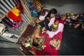 fot. Sandra Hoyn, Niemcy. 1. miejsce w kategorii Życie Codzienne.

"The Longing of the Others" - Dom publiczny Kandapara w dzielnicy Tangail, będąc czynnym od około 200 lat należy do najstarszych w Bangladeszu. W tamtejszej "dzielnicy czerwonych latarni" żyje około 700 prostytutek, wiele z nich wychowuje tam swoje dzieci. Wiele z nich tam też się urodziło. W dzielnicy obowiązują odmienne prawa i hierarchie niż poza jej granicami. Oficjalnie, aby zajmować się prostytucją w Bangladeszu trzeba mieć 18 lat. Wiele "nowicjuszek" ma jednak od 12-14 lat. To najniebezpieczniejszy okres ich pracy. Pozbawione praw, pieniędzy i możliwości wyjścia na zewnątrz podlegają opiece swojej "madam" dopóki nie spłacą swojego "długu". Jednak nawet gdy uregulują swoje zobowiązania, w obawia przed publicznymi szykanami postanawiają pozostać w domach publicznych i stamtąd finansowo wspierać swoich bliskich.