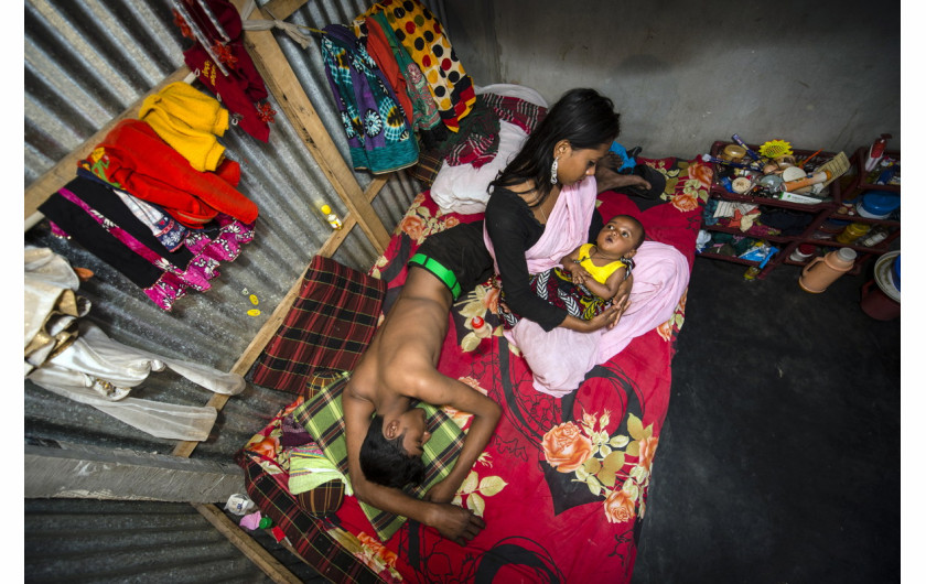 fot. Sandra Hoyn, Niemcy. 1. miejsce w kategorii Życie Codzienne.

The Longing of the Others - Dom publiczny Kandapara w dzielnicy Tangail, będąc czynnym od około 200 lat należy do najstarszych w Bangladeszu. W tamtejszej dzielnicy czerwonych latarni żyje około 700 prostytutek, wiele z nich wychowuje tam swoje dzieci. Wiele z nich tam też się urodziło. W dzielnicy obowiązują odmienne prawa i hierarchie niż poza jej granicami. Oficjalnie, aby zajmować się prostytucją w Bangladeszu trzeba mieć 18 lat. Wiele nowicjuszek ma jednak od 12-14 lat. To najniebezpieczniejszy okres ich pracy. Pozbawione praw, pieniędzy i możliwości wyjścia na zewnątrz podlegają opiece swojej madam dopóki nie spłacą swojego długu. Jednak nawet gdy uregulują swoje zobowiązania, w obawia przed publicznymi szykanami postanawiają pozostać w domach publicznych i stamtąd finansowo wspierać swoich bliskich.