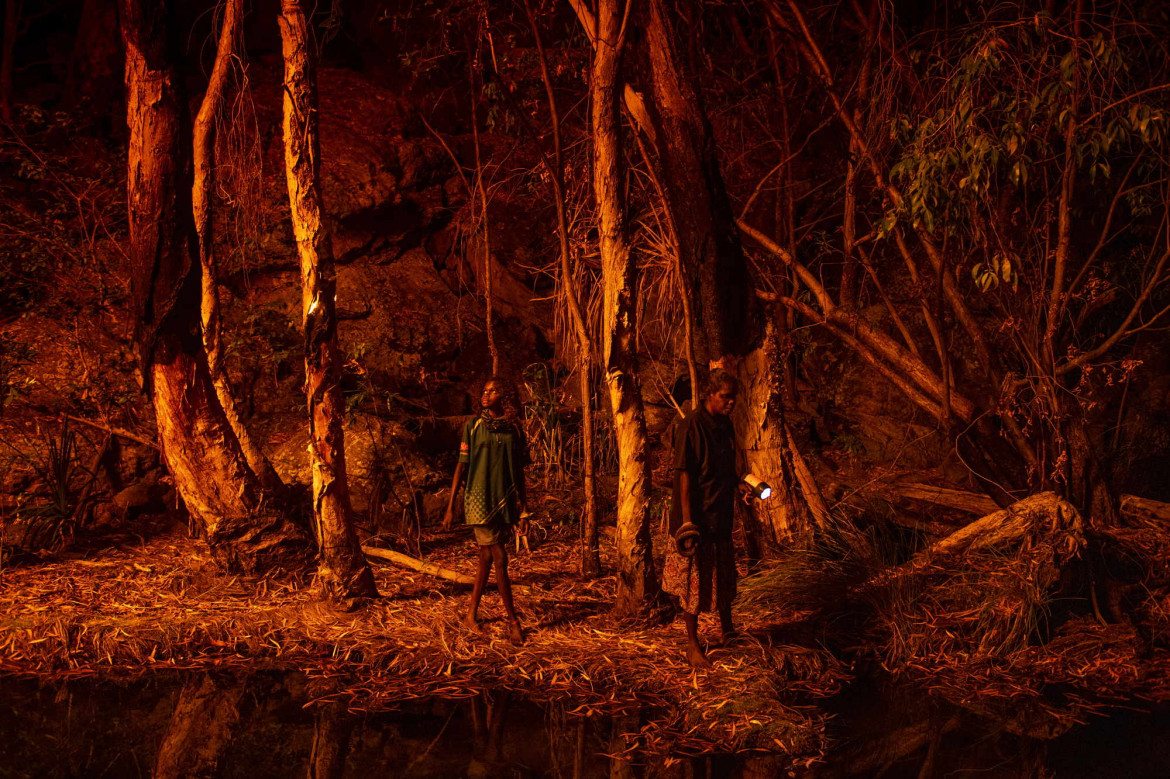 fot. Matthew Abbot, z cyklu "Saving Forrests with Fire", nagroda w okręgu Azji Południowo-wschodnie i Oceanii



<br><br>

Stacey Lee (11 lat, z lewej) podpala korę drzew, aby uzyskać naturalne źródło światła, które pomaga w polowaniu na węże brodawkowe (Acrochordus arafurae), w Djulkar, Arnhem Land, Australia, 22 lipca 2021 r. 



<br><br>


Rdzenni Australijczycy strategicznie wypalają ziemię w ramach praktyki znanej jako "chłodne wypalanie", w której ogień rozprzestrzenia się powoli, wypala tylko podszycio, które przyczynia się do powstawania większych pożarów. Nawarddekenowie z Zachodniego Arnhem Landu w Australii praktykują kontrolowane wypalanie chłodne od dziesiątków tysięcy lat i postrzegają ogień jako narzędzie do zarządzania swoją ojczyzną o powierzchni 1,39 mln hektarów. Strażnicy Nawarddeken łączą tradycyjną wiedzę z nowoczesnymi technologiami, aby zapobiegać pożarom, zmniejszając tym samym ilość CO2, który podgrzewa klimat.  