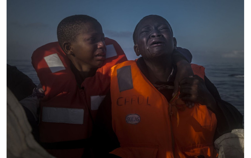 fot. Santi Palacios, Left Alone, 2. miejsce w kategorii General News / Singles.

11-letnia Nigeryjka, której matka umarła w Libii płacze w towarzystwie swojego 10-letniego brata na pokładzie łodzi ratunkowej NGO, 28 lipca 2016 roku.