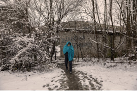 fot. Alessio Paduano, Migrant przemierza pokryte śniegiem pola w pobliżu opuszczonej fabryki w Bihacu w Bośni i Hercegowinie, 26 stycznia, 2021 r. Wielu migrantów unika przebywania w oficjalnych bośniackich obozach dla uchodźców z powodu trudnych warunków, w jakich są zmuszeni żyć, a także dlatego, że nie mogą z nich swobodnie wychodzić.