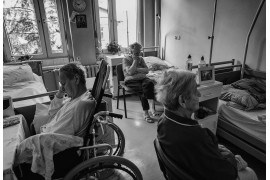 fot. Katarzyna Piechowicz<br></br><br></br> Zdjęcia powstały w jednym ze śląskich domów dla seniorów, gdzie rzeczywistość osób starszych jest trudna i niezbyt radosna, gdzie ludzie u kresu życia są zostawieni, razem ze swoją samotnością.