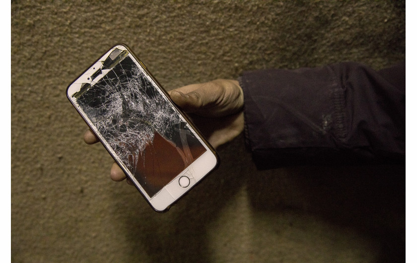 fot. Alessio Paduano, Migrant pokazuje telefon komórkowy, który według niego został zniszczony przez chorwacką policję w Velika Kladusa w Bośni i Hercegowinie, 30 listopada, 2018 r.