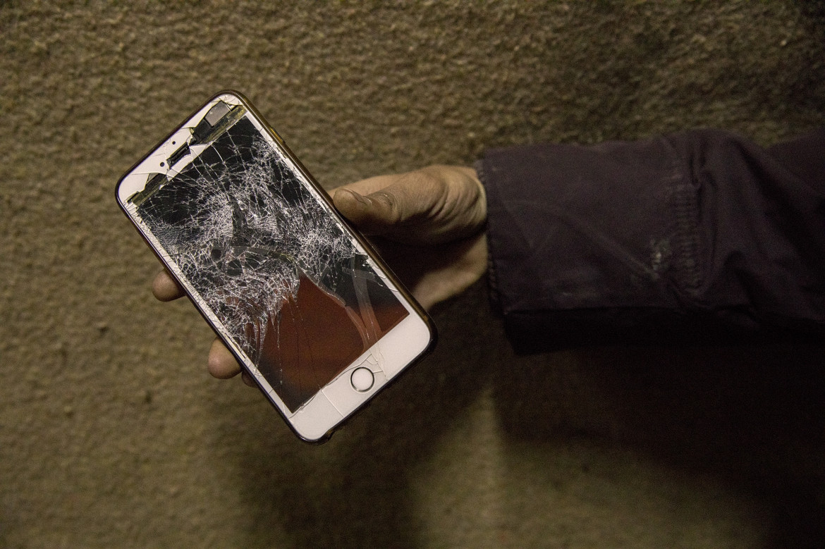 fot. Alessio Paduano, Migrant pokazuje telefon komórkowy, który według niego został zniszczony przez chorwacką policję w Velika Kladusa w Bośni i Hercegowinie, 30 listopada, 2018 r.