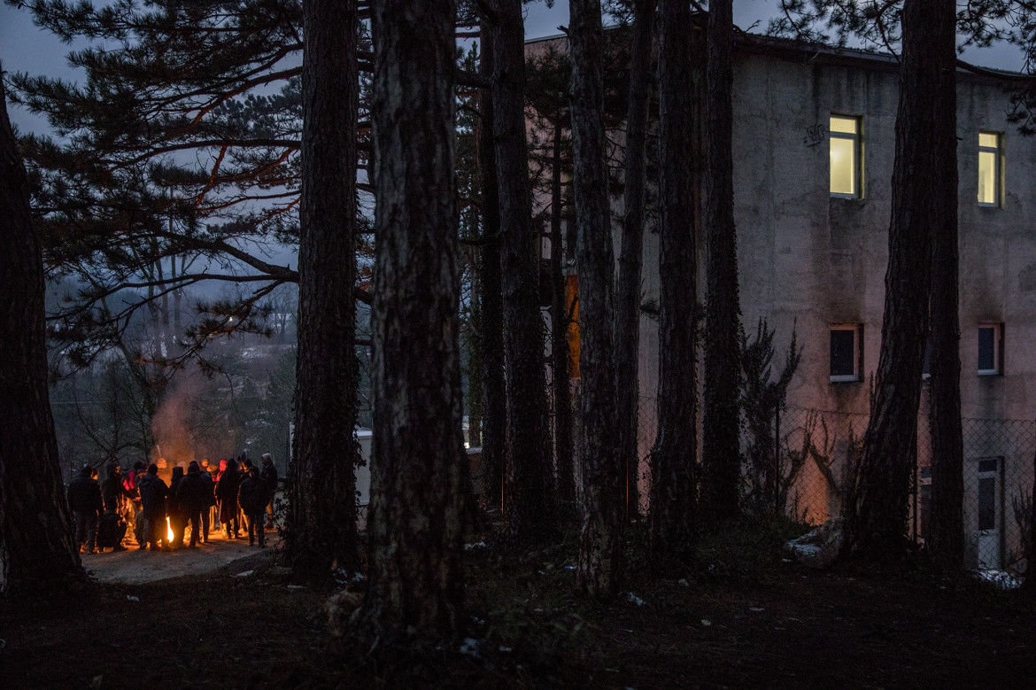 fot. Alessio Paduano, Grupa migrantów z Afganistanu i Pakistanu zbiera się wokół ogniska, aby się ogrzać w Bihać, Bośnia i Hercegowina, 29 listopada, 2018 r.