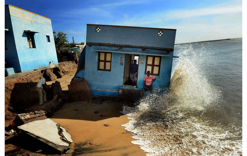 fot. SL Kumar Shanth, Losing Ground to Manmade Disaster, Skutki podmywania linii brzegowej w Chennai, największej metropolii południowych Indii.