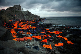 fot. Sandra Hoyn, "Life Jackets on the Greek Island of Lesbos" 1. nagroda w kategorii Changing Climate, Kamizelki ratunkowe porzucone przez migrantów przedostających się z Turcji do Grecji.