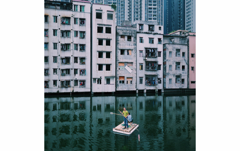 fot. Yuyang Liu, (finalista), Dwóch mężczyzn łowi ryby w sadzawce w centrum chińskiego miasta Guangzho. Typowy przykład postępującej urbanizacji Chin.