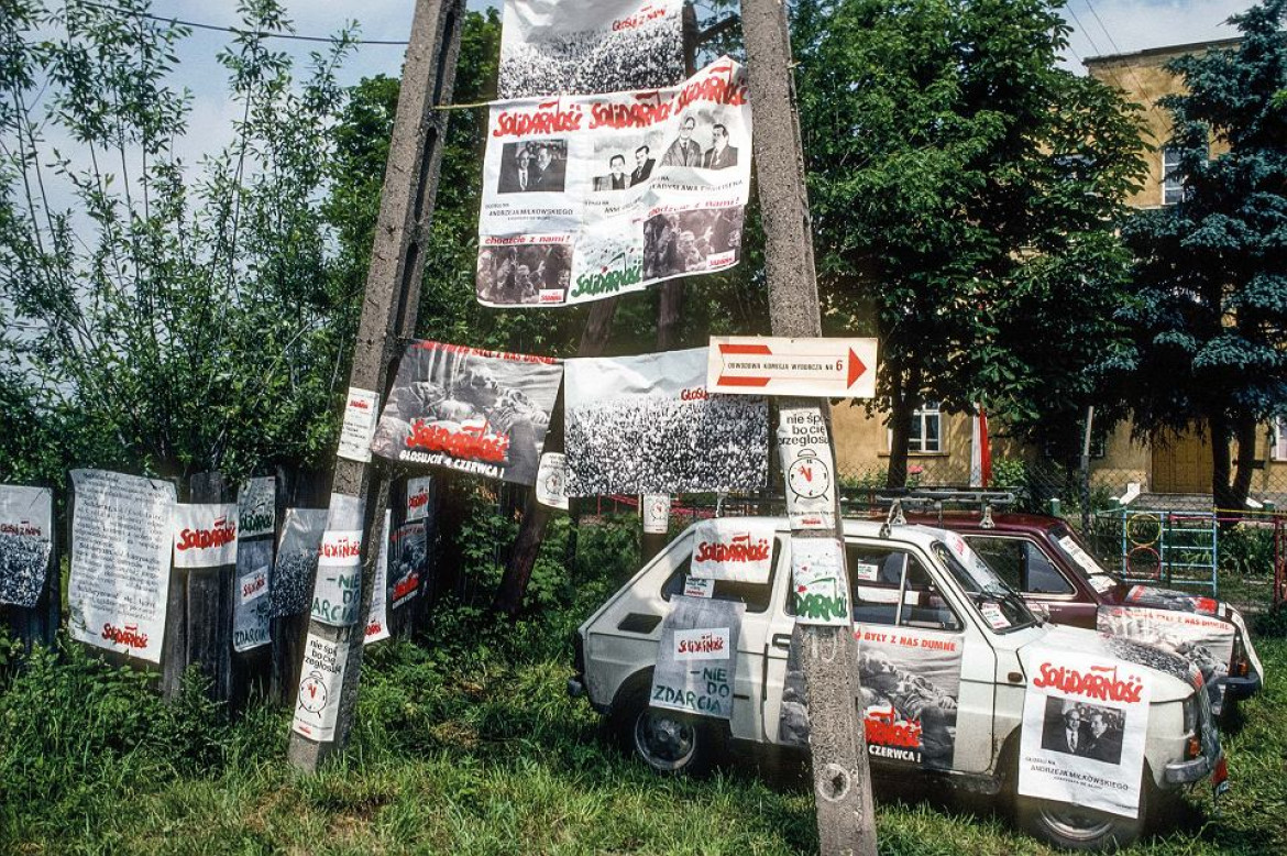Podwarszawska wieś, dzień wyborów 4 czerwca 1989 r. Plakatami Komitetu Obywatelskiego 'Solidarności' oklejone są słup, parkany i fiaty 126p nazywane maluchami