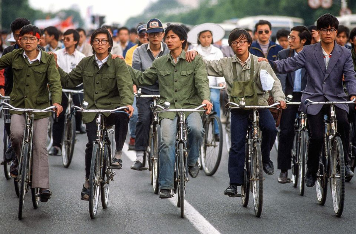 Pekin, maj 1989 r. Studenci w drodze na manifestację na placu Tiananmen (Niebiańskiego Spokoju). 4 czerwca ich demonstracja zostanie krwawo stłumiona przez władze Chińskiej Republiki Ludowej, które użyją do tego wojska