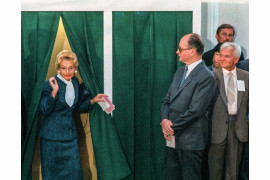 Warszawa, 4 czerwca 1989 r. Dzień wyborów. Gen. Wojciech Jaruzelski czeka aż jego żona Barbara skończy głosować